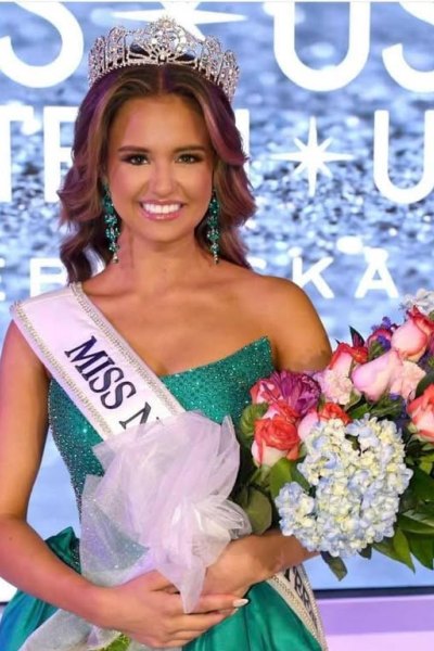 Maggie Wadginski Teen USA win with flowers Maggie Wadginski Teen USA win with flowers